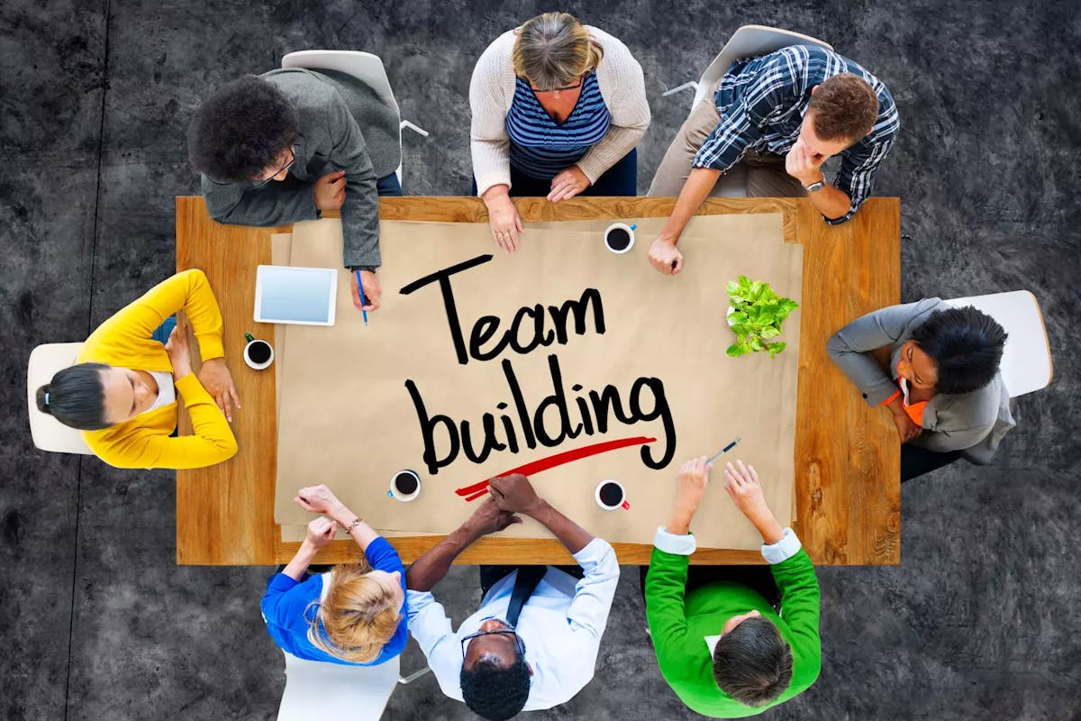 Team building: sa définition, objectifs et bénéfices | Guide 2024, image size:1200x800